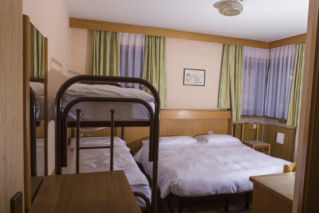 Hotel La Baita Livigno Cameră foto